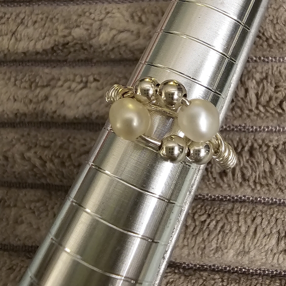 Handmade ring with faux pearls and beads (size 4.5) - Picture 4 of 4